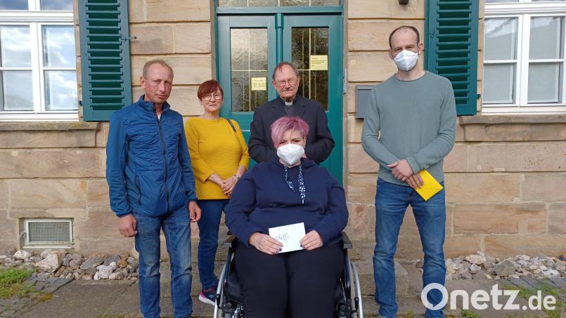 Pfarrgemeinderatssprecherin Elisabeth Merkl (Zweite von links) und Pfarrer Heribert Stretz (hinten, Mitte) überreichten an Bernhard und Steffi Dötsch sowie Ulrich Ott (von links) den Erlös des Fastenessens. Bild: Birgit Übelmesser/exb
