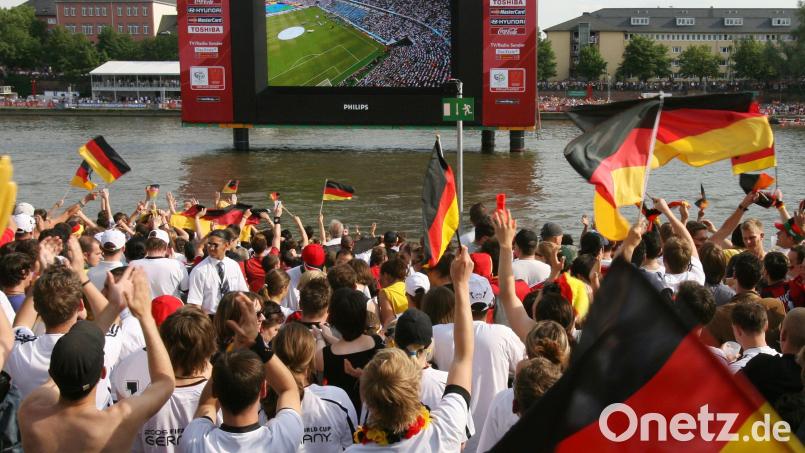 So soll es wieder werden – fröhlich und unbeschwert: Deutschland-Fans beim Public Viewing bei der WM 2006 in Frankfurt am Main. Archivbild: Boris Roessler/dpa