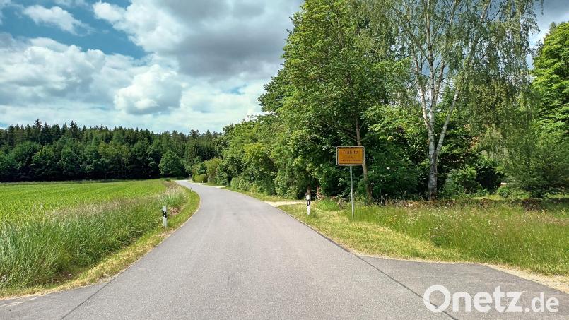 Höchsttempo 30 ist auf der östlichen Drahthammerstraße aus rechtlichen Gründen noch nicht möglich. Sollten Messungen aber die Klagen von Anwohnern über zahlreiche Raser bestätigen, will sich Bürgermeisterin Pepiuk bei der Regierung für eine Ausnahmeregelung stark machen. Bild: bjp