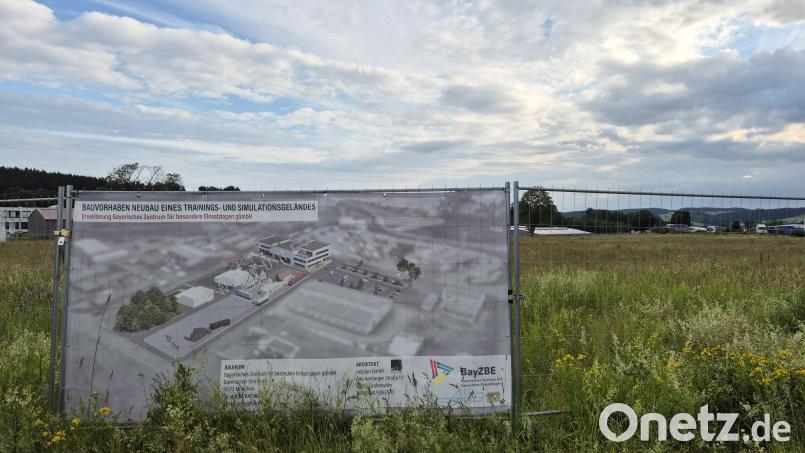 Ein Plakat am Bauzaun des Grundstücks im Gewerbepark Neuhaus kündigt das Großprojekt des Bayerischen Zentrums für besondere Einsatzlagen an. Bild: Lowak