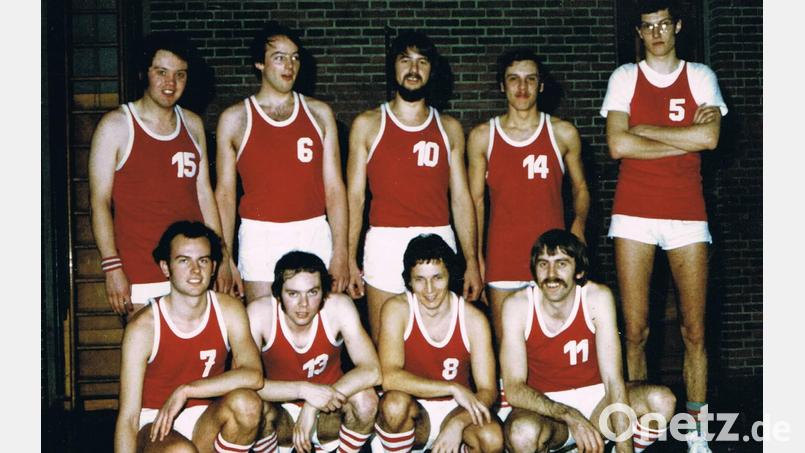 Die Basketballer des TV Sulzbach liefen in den Anfangsjahren mit (stehend, von links) Fritz Ottmann, Hans-Herrmann Nägelein, Werner Putz, Dieter Wolf, Hans-Peter Spies, (knieend, von links), Michael Rauch, Gerd Eberl, Bernd Stief und Eckhard Walter auf. Bild: Archiv TV Sulzbach-Rosenberg