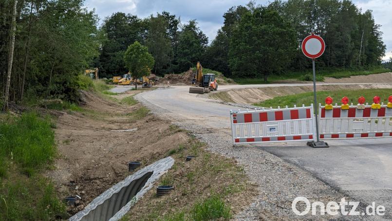 Noch bis voraussichtlich Mitte Juli dauern die Arbeiten an der Kreisstraße zwischen Fuchsberg und Kühried. Bild: wrl