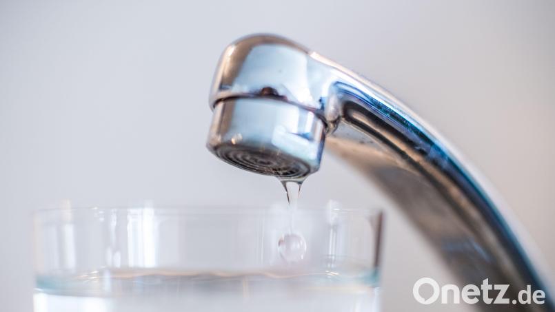 In den Freudenberger Ortsteilen Etsdorf und Unterpennading wird für einige Stunden das Wasser abgedreht. Symbolbild: Lino Mirgeler/dpa