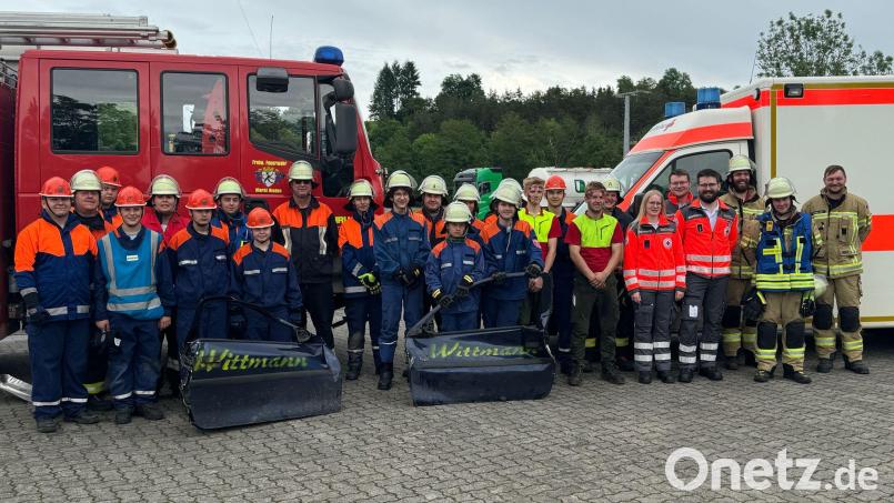 Die Jugendfeuerwehr Rieden, Feuerwehr Ensdorf und ein Team des BRK Amberg führten die Abschlussübung auf dem Freibadparkplatz in Rieden gemeinsam durch. Bild: Elias Hollweck / FFW Rieden