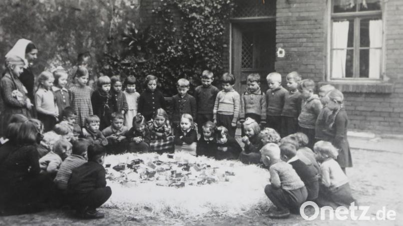 Das Foto stammt aus dem Jahr 1936, als der Kindergarten noch in der Von-der-Sitt-Straße untergebracht war. Die Kinder bestaunen ein Osternest. Bild: Archiv Diakonieverein Amberg