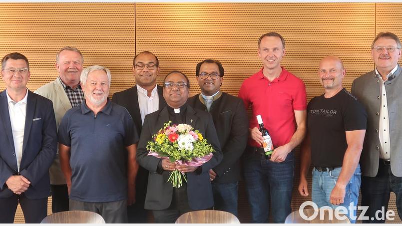 Pfarrer Hrudaya Kumar Madanu (Mitte) übernimmt ab 1. September die Pfarreiengemeinschaft Vilseck-Schlicht-Sorghof. Mit ihm freuen sich (von links): Markus Graf, Werner Prechtl, Otto Sertl, Pfarrvikar Pater Jimmy Joseph, Stadtpfarrer Pater Robin Xavier, Thomas Pröls, Peter Ziegler und Bürgermeister Hans-Martin Schertl. Bild: rha
