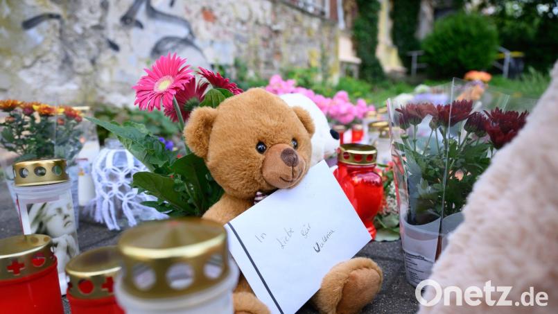 Ein Brief mit der Aufschrift „In Liebe für Valeriia“, Teddybären, Blumen und Kerzen sind in der Nähe der Wohnung des getöteten Mädchens auf dem Fußweg abgelegt. Bild: Robert Michael/dpa