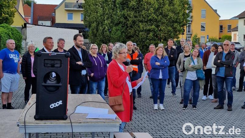 Bei der Demo gegen die geplante Asylbewerber-Unterkunft in Nabburg spricht Zweite Bürgermeisterin Irene Ehemann zu den Teilnehmern. Bild: Monika Bäuml/exb
