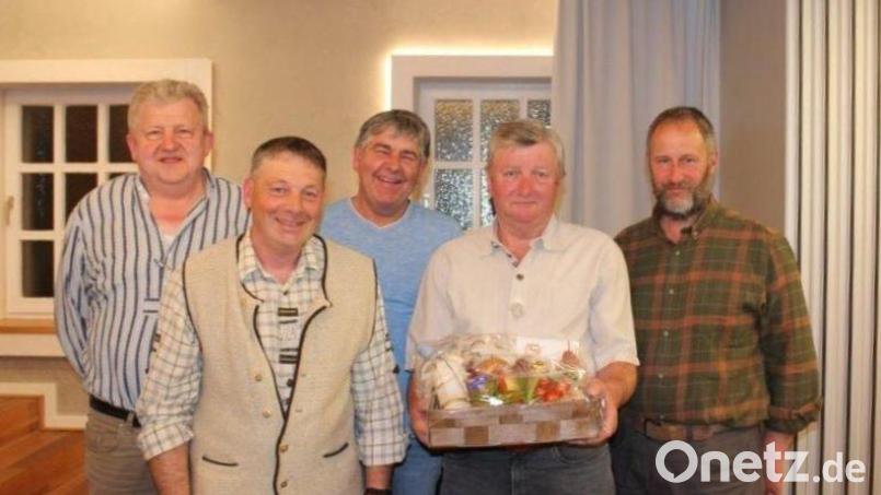 Ehrung bei der WBV Illschwang/Birgland: (von links) Geschäftsführer: Reinhard Rösel, 1. Vorsitzender Bernd Ibler, 3. Vorsitzender Helmut Schlenk, der ausgeschiedene Vorsitzende Hans Schmidt und 2. Vorsitzender Jürgen Bodendörfer. Bild: Hans Siess