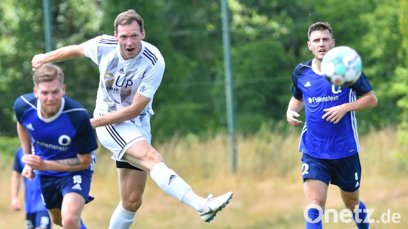 Sven Kopp wird für die SpVgg SV Weiden auch in der kommenden Saison nicht auf das gegnerische Tor schießen. Da der Mittelfeldspieler nach seinem im April 2023 erlittenen Kreuzbandriss immer noch Probleme hat, sind alle Comeback-Versuche vorerst zurückgestellt. Bild: A. Schwarzmeier