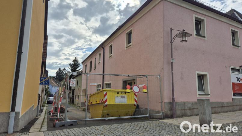 Aus dem ehemaligen Hausner-Anwesen soll ein Wohnhaus für mehrere Parteien werden. Dazu will der Bauherr in der Gasse Balkone anbringen. Der Bauausschuss gibt dazu grünes Licht. Bild: Lowak