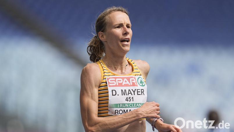 Domenika Mayer beim EM-Halbmarathon in Rom: Mit dem deutschen Team holte die Läuferin aus Neukirchen bei Sulzbach-Rosenberg Silber. Bild: Michael Kappeler/dpa
