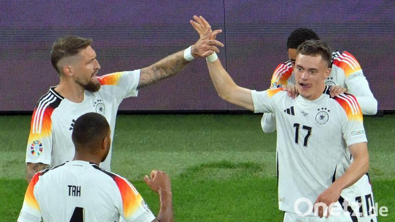 Florian Wirtz (Nummer 17) lässt sich für sein Tor zum 1:0 feiern. Bild: Peter Kneffel/dpa