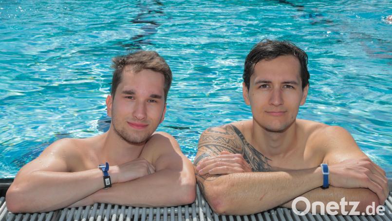 Nico Stöhr (links) und sein Cousin Markus Prosch arbeiten als Maschinenanlagenführer. Obwohl sie das bisherige Sommerwetter für &quot;ausbaufähig&quot; halten, kommen sie auch bei kühlen Temperaturen ins Waldbad – als Ausgleich zum Job. Bild: Wolfgang Steinbacher