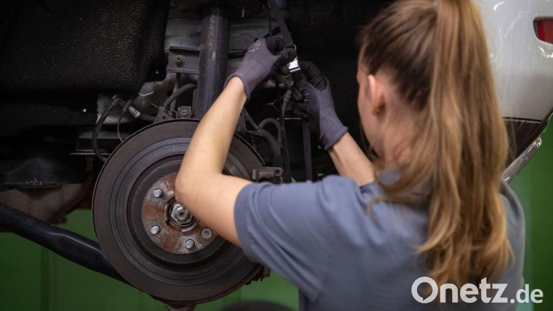 Frauen in handwerklichen Berufen sind nicht selten mit Vorurteilen konfrontiert. Symbolbild: Marijan Murat/dpa