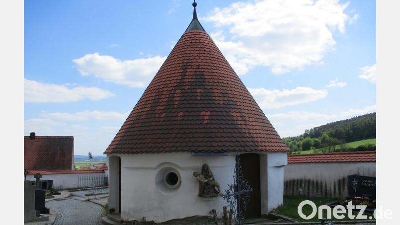 Der Karner bei der Rottendorfer Kirche dient seit 1958 als Ehrenmal für die Gefallenen der beiden Weltkriege. Die Gedenktafeln im Innenraum will die Krieger- und Reservistenkameradschaft renovieren. Ein Zuschussantrag an die Gemeinde bringt nicht das gewünschte Ergebnis. Bild: bnr