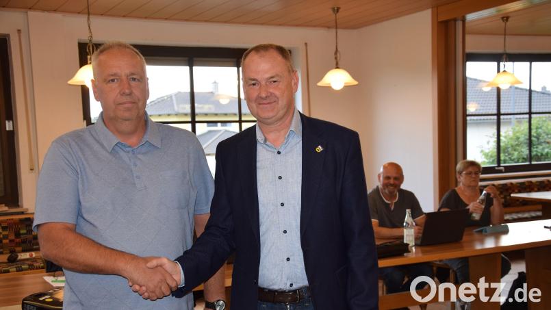 Bürgermeister Erich Meidinger (rechts) vereidigte Andreas Schmid von der CUS als neues Mitglied des Ebermannsdorfer Gemeinderates. Bild: bö