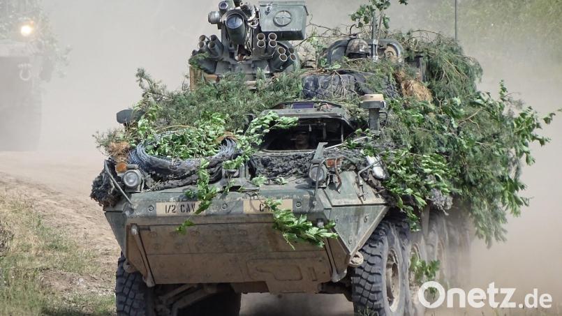 Amerikanische Soldaten üben im Landkreis Tirschenreuth. Auf dem Symbolbild ist ein Stryker-Radschützenpanzer während des Manövers zu sehen. Symbolbild: Georgina Stubbs/PA Wire/dpa