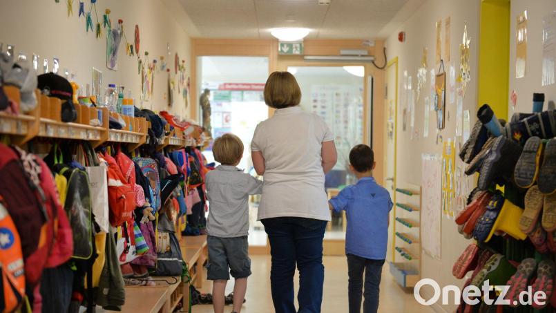 Die Betreuung von Mädchen und Buben in den Kinderhäusern in Mitterteich wird teurer. Symbolbild: Jan-Philipp Strobel/dpa