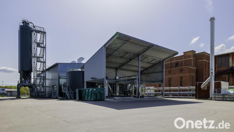 Die Klärschlammtrocknungsanlage nahe des Müllkraftwerks ist auf 50.000 Tonnen Kapazität ausgelegt.. Rechts im Hintergrund ist das ZMS-Bahngleis und das Nachbargrundstück eines Chemieunternehmens. Bild: Hösamer