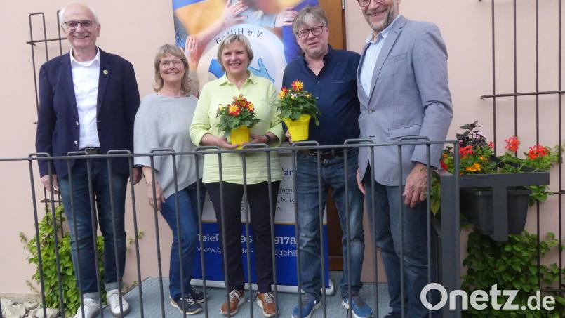 Karl Lorenz (rechts), Joachim Sertl und Elisabeth Gottsche (von links) heißen Ida Gierisch und Michael König als 700. beziehungsweise 750. Mitglied bei GeHiH willkommen. Bild: rn/exb