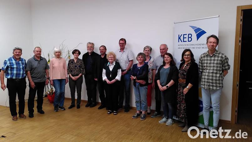 Peter Schönberger (Siebter von links) bleibt Vorsitzender der KEB Neustadt-Weiden. Bild: Reinhard Paetzolt