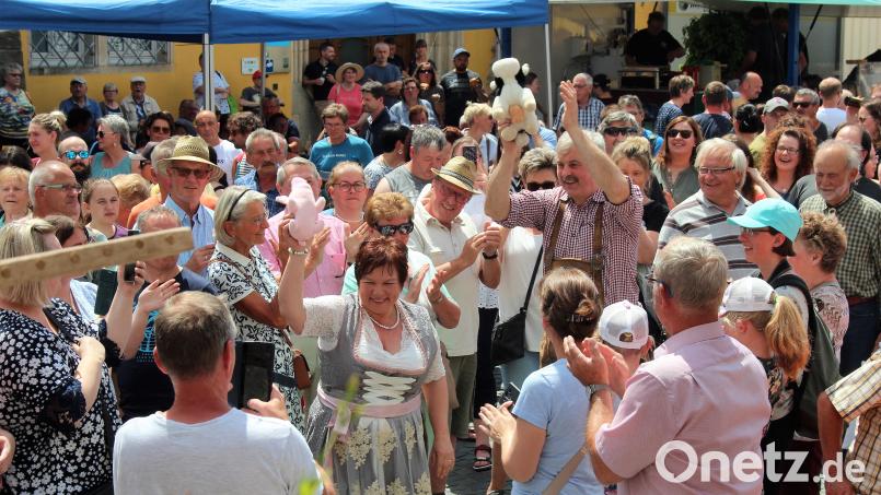 Für gute Stimmung sorgte beim Bauernmarkt vor zwei Jahren das fernsehbekannte Ehepaar Bruno &amp; Anja. Heuer verhindert eine Terminüberschneidung ihre Teilnahme. Archivbild: stg