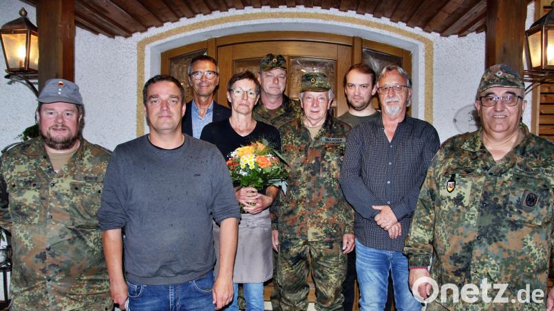 Die neue Vorstandschaft mit Geehrten: Von links Oliver Herbst, Kai Müller, Bürgermeister Peter Achatzi, Sabine Zagel, Manfred Noskowiak, Hans Übelacker, Michael Übelacker, Manfred Titze und Werner Übelacker. Bild: ds