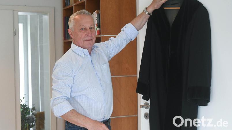 Der ehemalige Strafrichter und stellvertretende Direktor des Weidener Amtsgerichts, Hubert Windisch, hat seine Robe an den Nagel gehängt. Bild: Gabi Schönberger