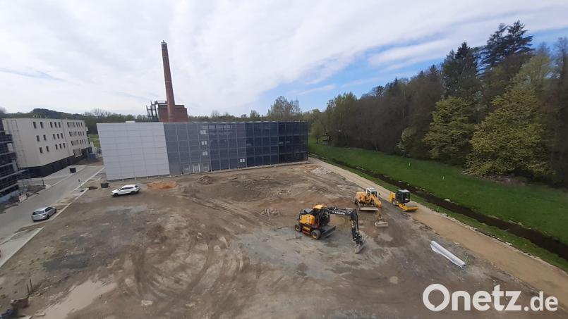 Die noch leere Brachfläche zwischen Arbeitsagentur und Parkhaus auf dem Benker-Areal füllt sich bald. Hier entsteht ein weiteres Behördengebäude. Bild: Alexandra Hautmann