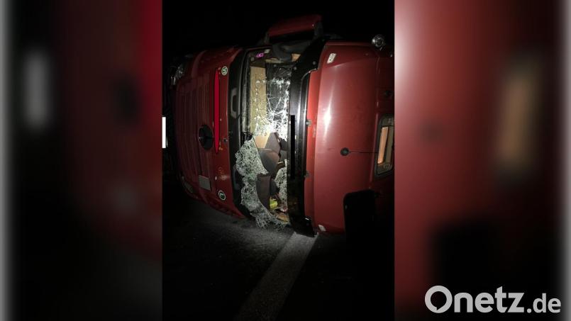Ein mit Weintrauben beladener Lkw ist auf der A9 bei Gefrees umgekippt. Bild: Verkehrsppolizeiinspektion Hof