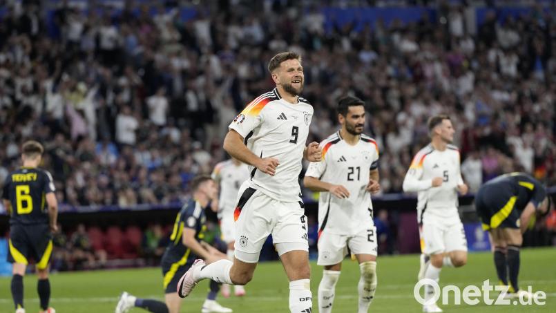 Niclas Füllkrug feiert sein Tor zum 4:0. Bild: Antonio Calanni/dpa
