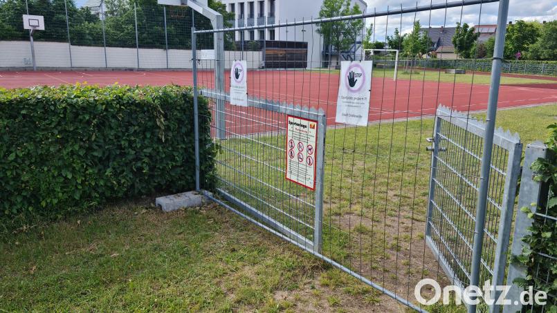 Seit vergangenem Jahr ist der Schulsportplatz gesperrt. Nun soll er wieder eröffnet werden, aber mit Video-Überwachung. Bild: sne