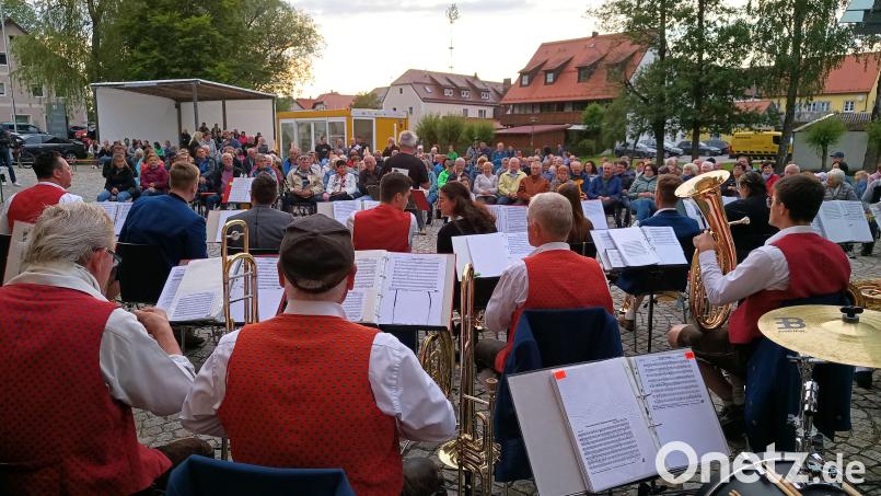 Die Blaskapelle Weiding erntet bei den Schönseer Abendklängen verdienten Applaus. Bild: Sandra Klein/Stadt Schönsee/exb