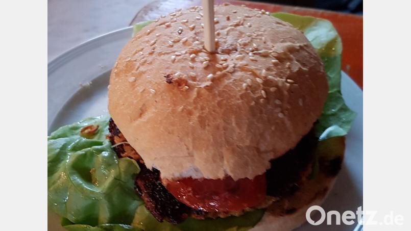 Tadaa: Der Burger der Kolpingfamilie mit selbst gemachtem, vegetarischem Patty, hausgemachter Burgersoße, Salatblatt, Tomaten-, Gurken- und Käsescheibe. Darauf können sich die Erbendorfer zum Bürgerfest schon mal freuen. Bild: ban