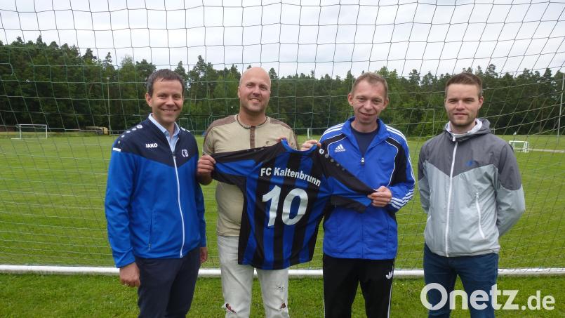 Dem Trainer Hans-Peter Schönl ( Zweiter von links) und CO-Trainer Christian Bauer (links daneben) wünschen
Vorsitzender Andreas Malzer und Abteilungsleiter Jonas Trisl (Dritter und Vierter von links) viel Erfolg Bild: bk