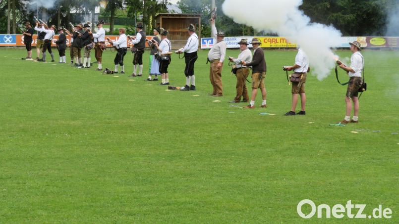 Bei fünf Salven raucht und knallt es. Bild: adj