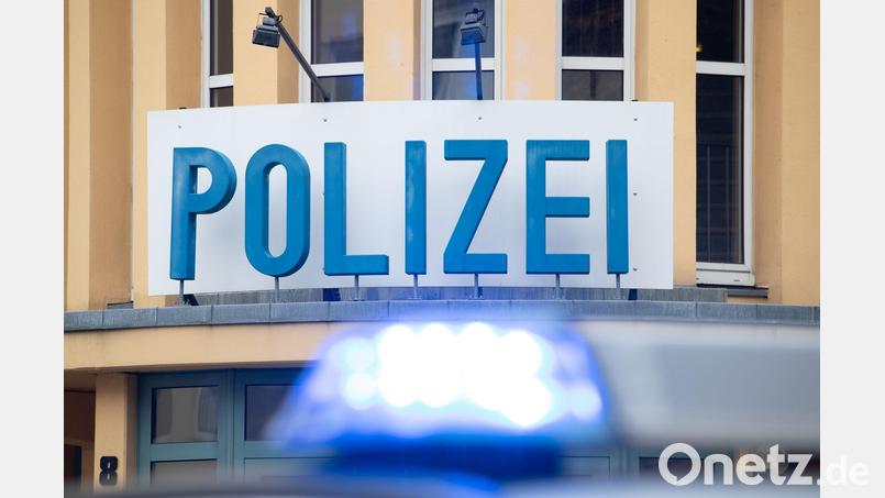 Ein Einsatzwagen der Polizei steht vor einer Dienststelle. Bild: Friso Gentsch/dpa/Symbolbild