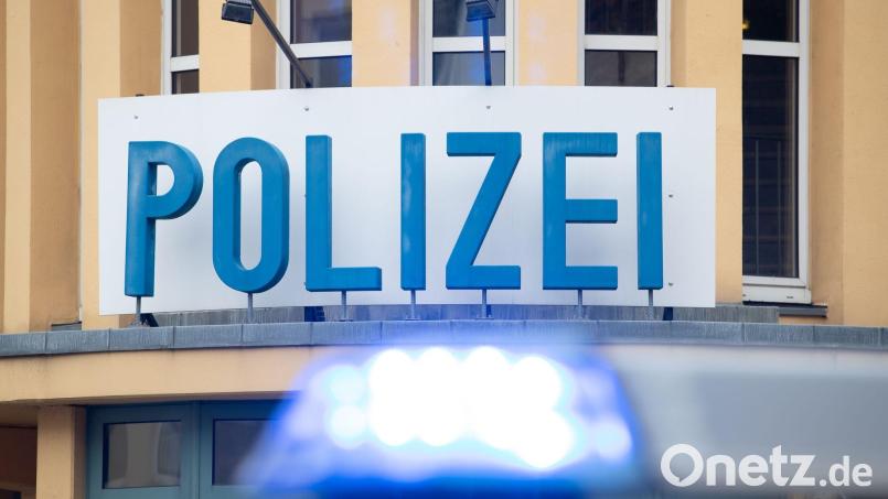 Ein Einsatzwagen der Polizei steht vor einer Dienststelle. Symbolbild: Friso Gentsch/dpa