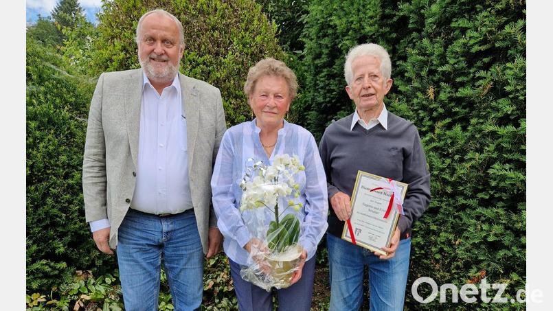 Diamantene Hochzeit ein guter Grund zur Gratulation.
Links Bürgermeister Anton Peter mit dem Ehepaar Eugenia und Erich Schaller. Bild: oe