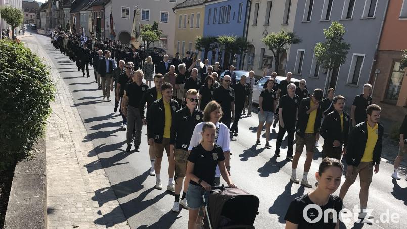Lang war der Kirchenzug des SV Hahnbach. Bild: mma
