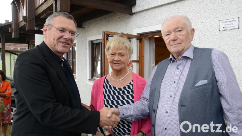 Bürgermeister Reinhard Sollfrank (links) wünscht dem agilen Jubilar Anton Bodenmeier alles Gute zum 80. Geburtstag und noch viele glückliche Jahre mit Ehefrau Elisabeth). Bild: bey