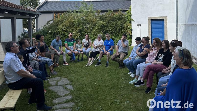 Im Innenhof des Jugendtreffs konnten sich die Gäste kennenlernen und später noch bei Kaffee und Kuchen austauschen. Bild: Stefanie Gradl