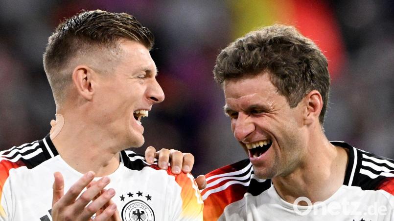Toni Kroos (links) und Thomas Müller haben nach dem 5:1-Auftaktsieg gegen Schottland viel Spaß. Bild: Federico Gambarini/dpa