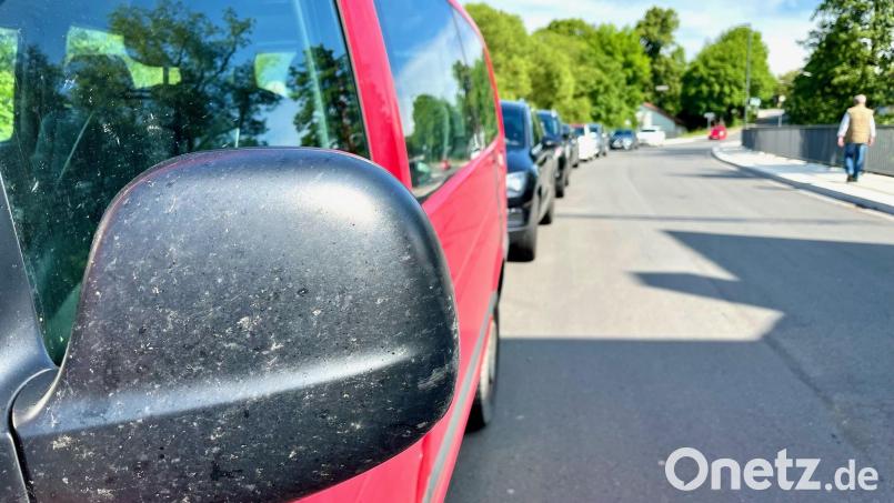 Auf den ersten Blick wie im Stau stehen die Autos auf der Waldnaabbrücke in Neustadt/WN. Wenn es Ersatz gibt, soll hier nur noch fließender Verkehr möglich sein. Bild: Gabi Schönberger