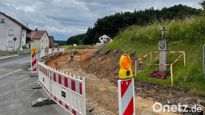 Hier in Kürmreuth entsteht ein neues Buswartehäuschen. Der Marktrat will es voraussichtlich mit einer Solarlampe beleuchten lassen. Bild: ge