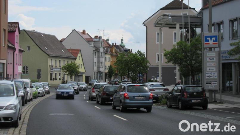 Auf die ehemalige Bahnlinie verlegt werden soll die Bundesstraße 299, die aktuell noch durch die Innenstadt Waldsassens (Bild) verläuft. Über eine Petition, die die Bürgeraktion „Mitmachen lohnt“ beim Bundestag eingereicht hat, ist jetzt eine Entscheidung getroffen worden. Archivbild: kgg