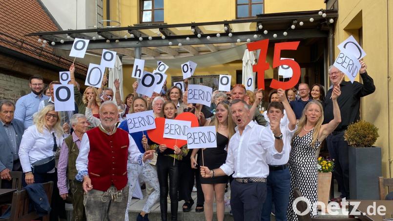 Mark Forsters Song &quot;Chöre&quot; wird kurzerhand auf Bernd Hofmann zugeschnitten. Für den Refrain sorgen die Geburtstagsgäste. Bild: Völkl