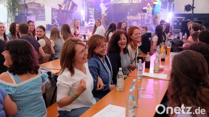 Dem Festsonntag mit Fahrzeugweihe ging am Samstagabend eine heiße Party mit fetziger Musik voraus. Ein stimmungsvoller Abend, der die Dorfgemeinschaft noch näher zusammenrücken ließ. Bild: do