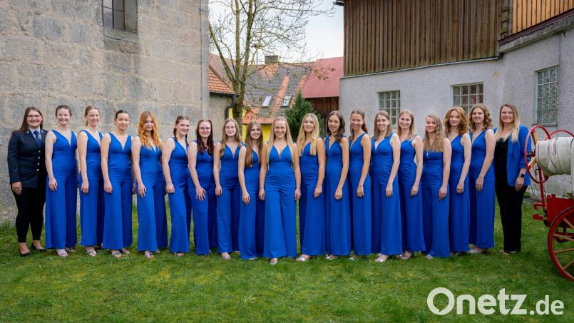 Der Großteil der Festdamen der Feuerwehr Schönkirch mit den Festdamen-Beauftragten Lissy Bald (links) und Theresa Näger (rechts). Durch verschiedene Aktionen konnten sie zwei Outfits finanzieren. Bild: Matthias Kunz/exb
